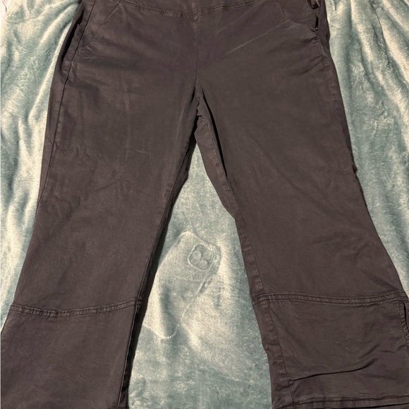 Pilcro Charcoal Cropped Capris - Picture 6 of 7
